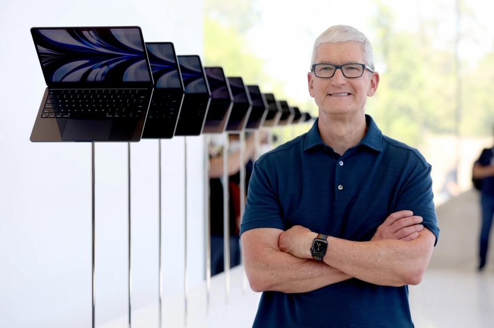 Tim Cook standing next to display MacBooks