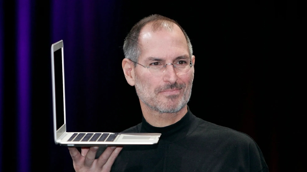 Steve Jobs holding the original MacBook Air (2008)