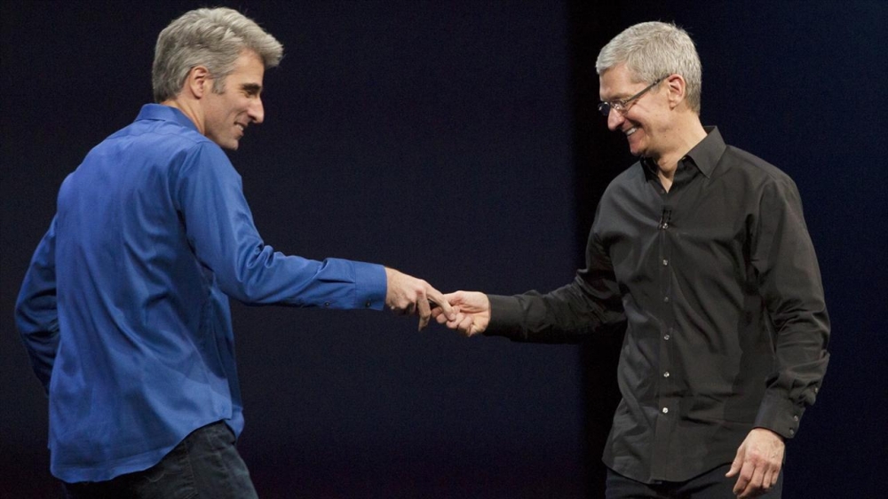 Craig Federighi (left) with Tim Cook (right).