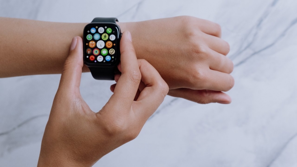 You can easily take a screenshot on your Apple Watch by pressing both buttons on the right hand side of the device simultaneously.