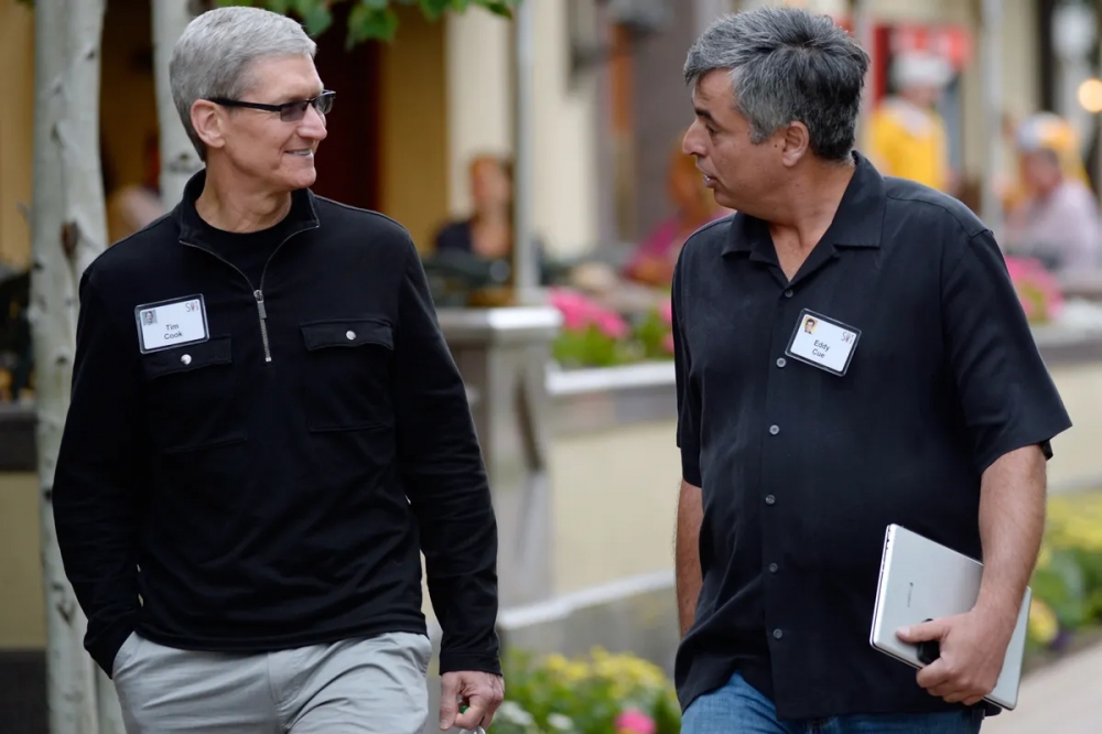 Tim Cook (left) and Eddy Cue (right).