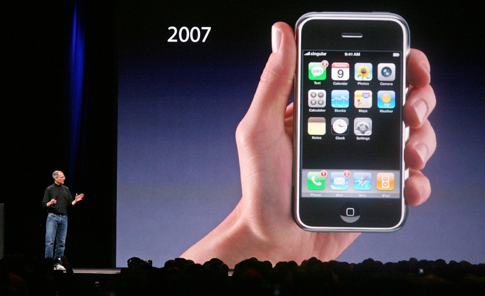 Steve Jobs introduces the original Apple iPhone