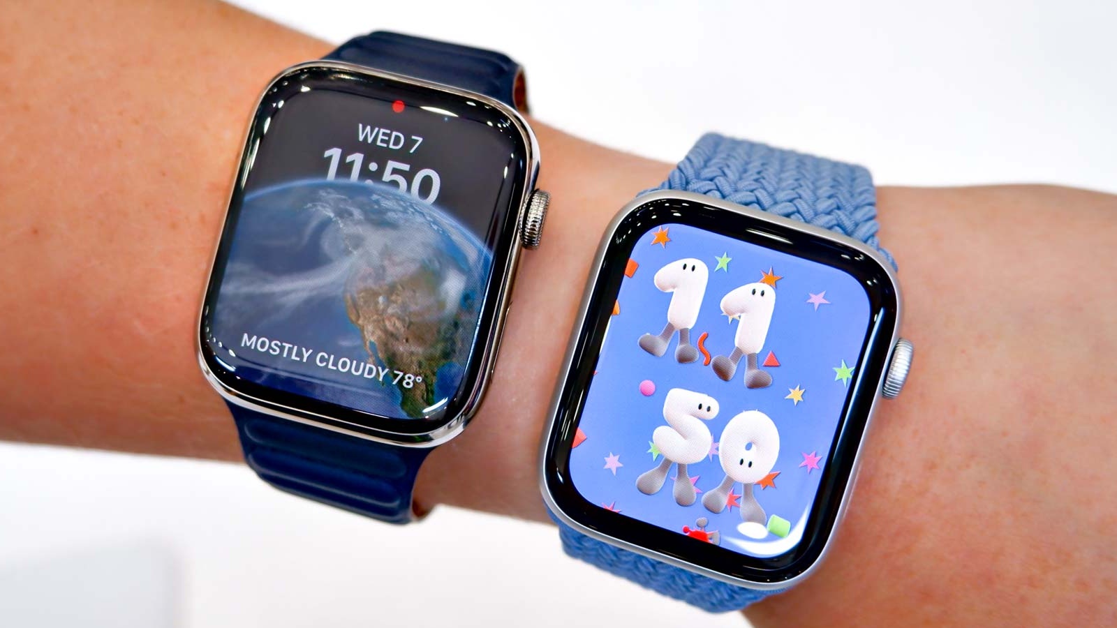 The Apple Watch Series 8 (left) and the Apple Watch SE (2022).