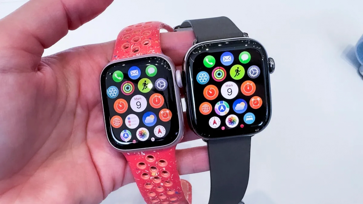 The two sizes of Apple Watch: 42mm and 46mm.