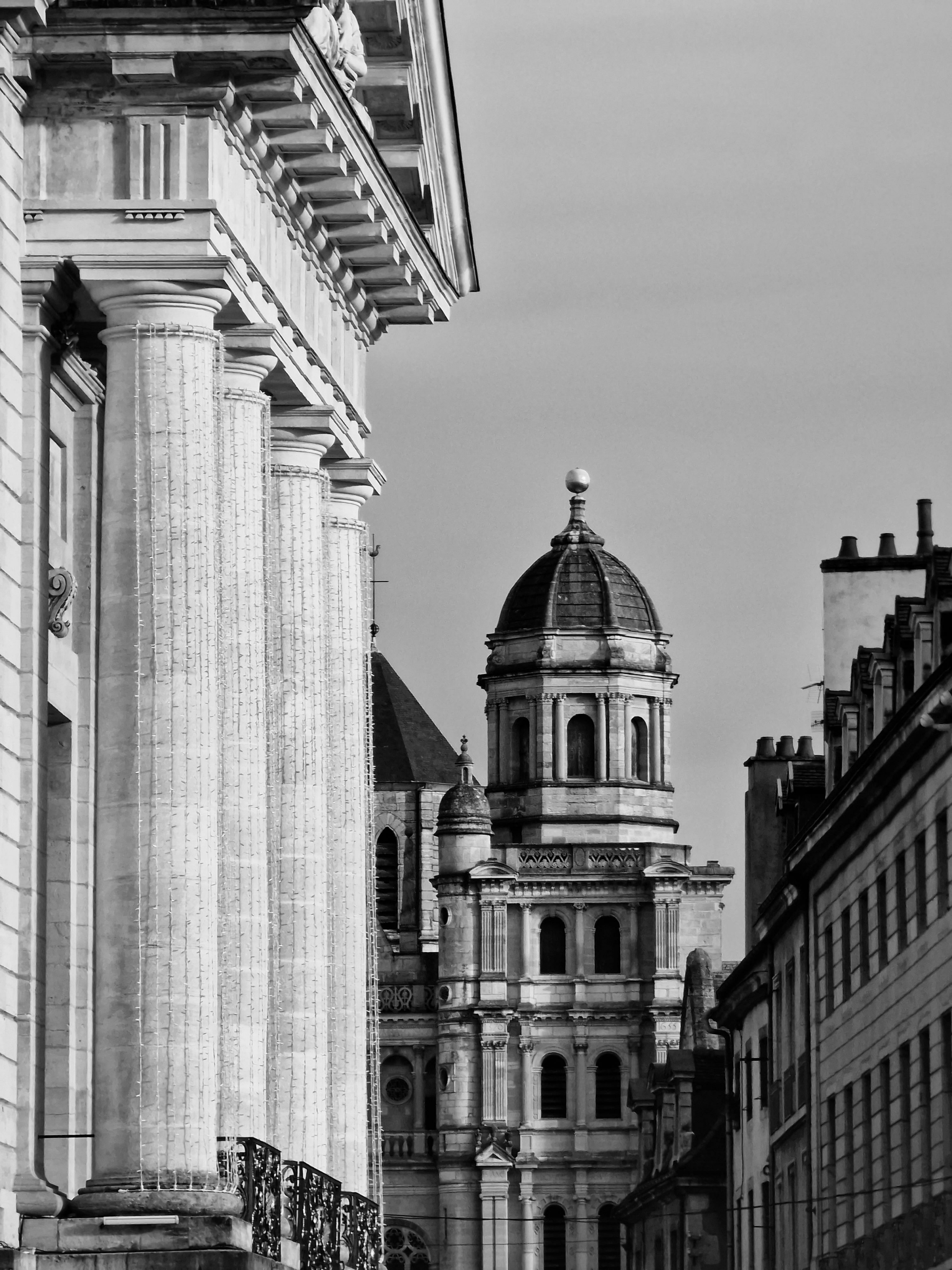 Black And White Classical Buildings wallpaper for Apple iPhone, Apple Watch, Mac, iPad and Apple Watch