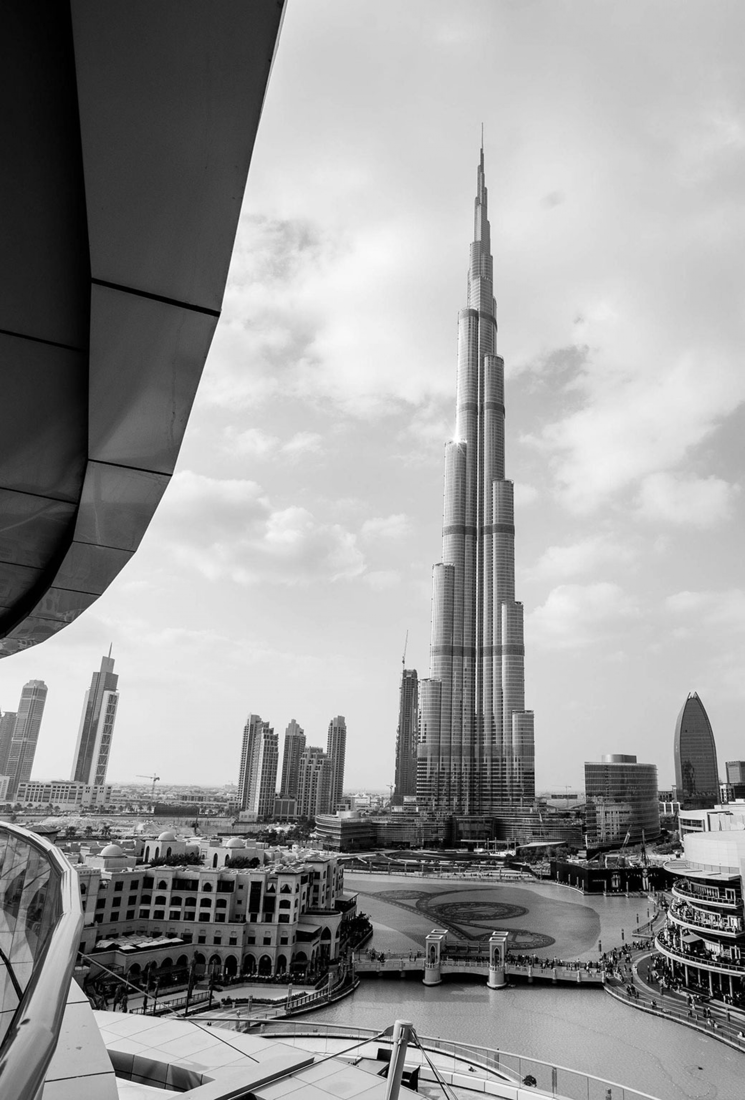 Burj Khalifa Dubai Black And White wallpaper for Apple iPhone, Apple Watch, Mac, iPad and Apple Watch