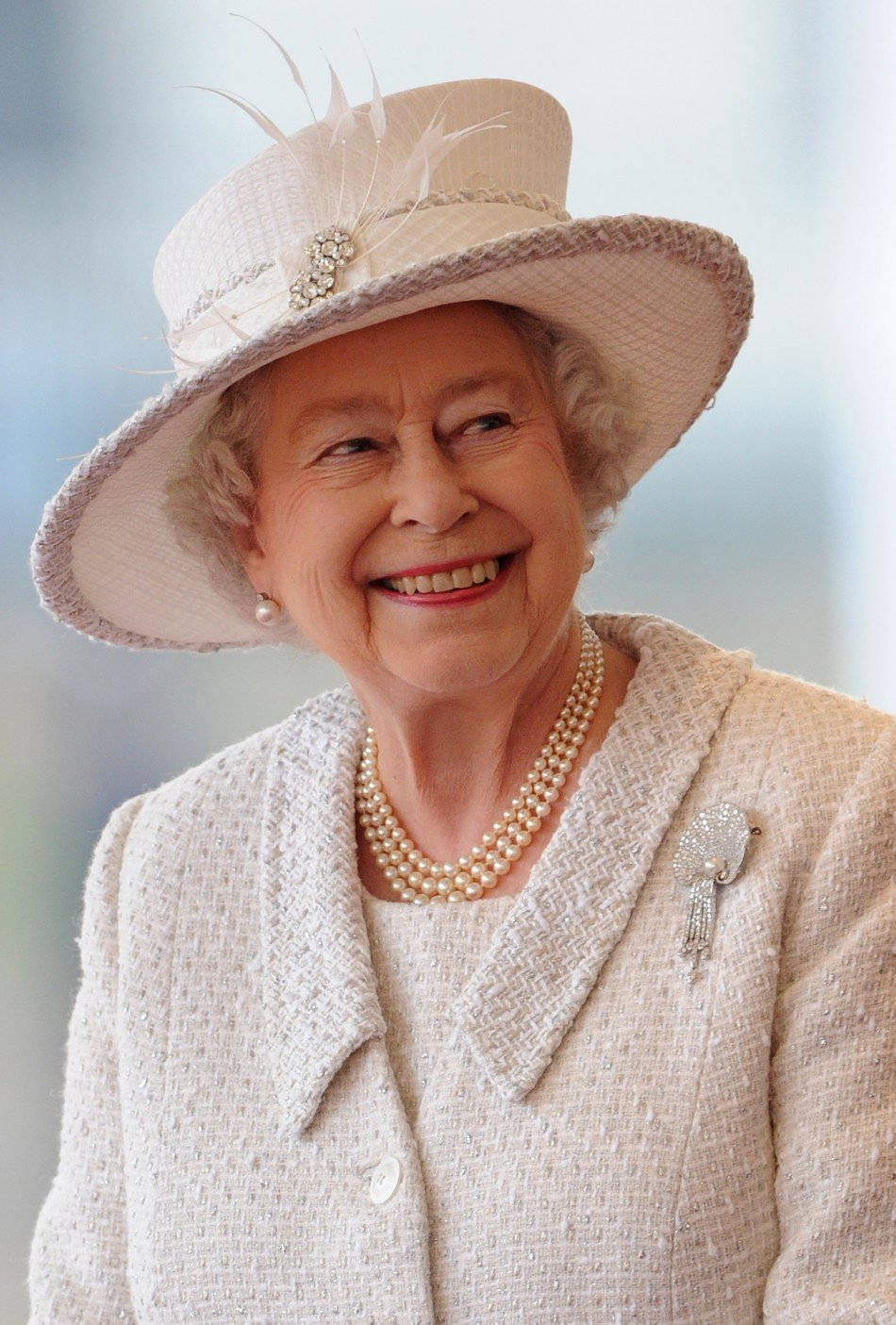 Queen Elizabeth II England UK Pearl Necklace Smiling wallpaper for Apple iPhone, Apple Watch, Mac, iPad and Apple Watch