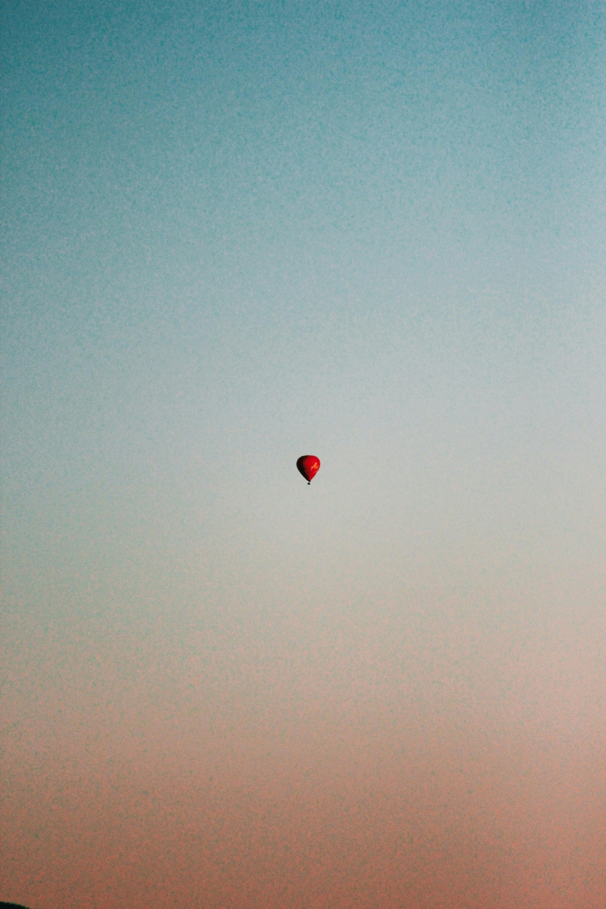 Minimalist Singular Hot Air Balloon Floating wallpaper for Apple iPhone, Apple Watch, Mac, iPad and Apple Watch