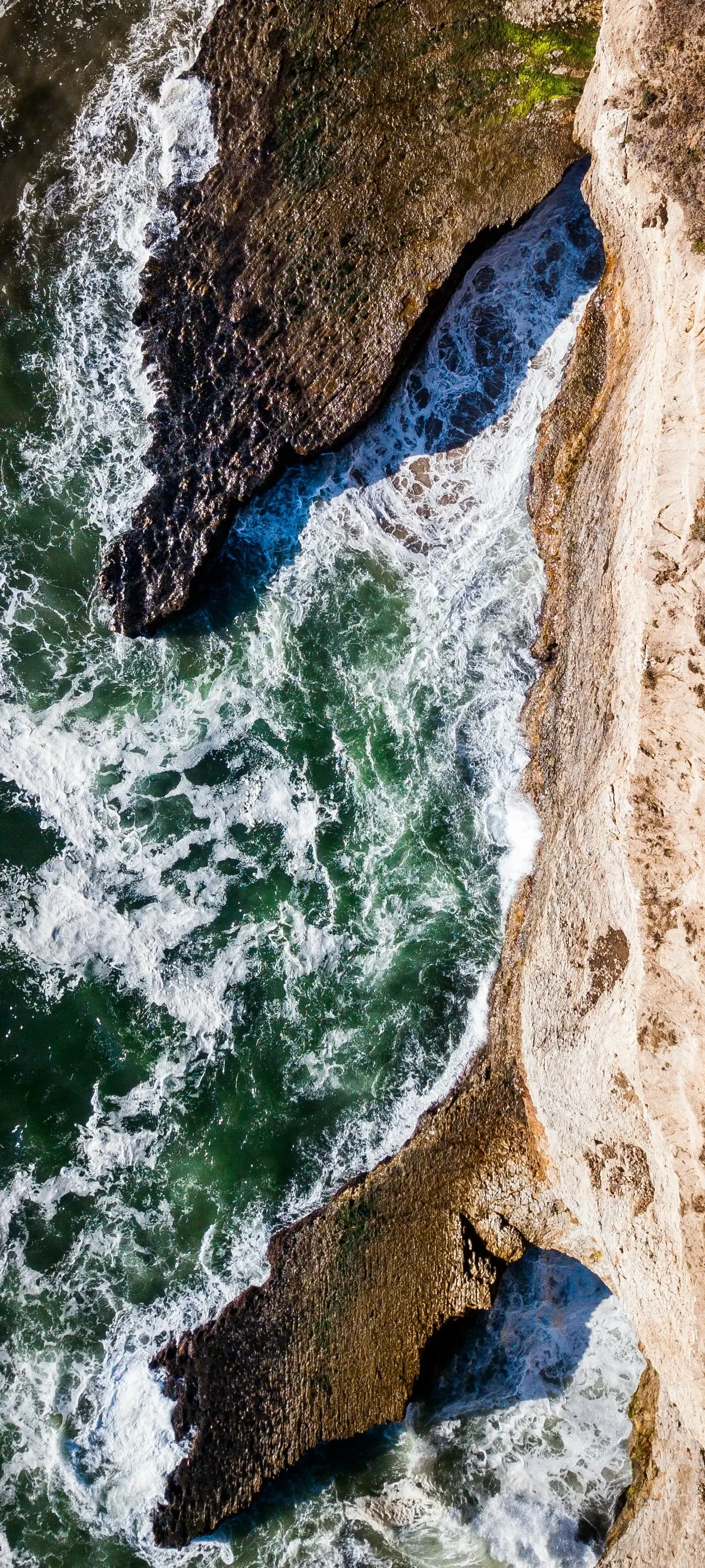 California USA Cliffside Oceanside Beach From Above Drone Shot Best Wallpapers For iPhone 12 13 14 15 Plus 16 Pro Max