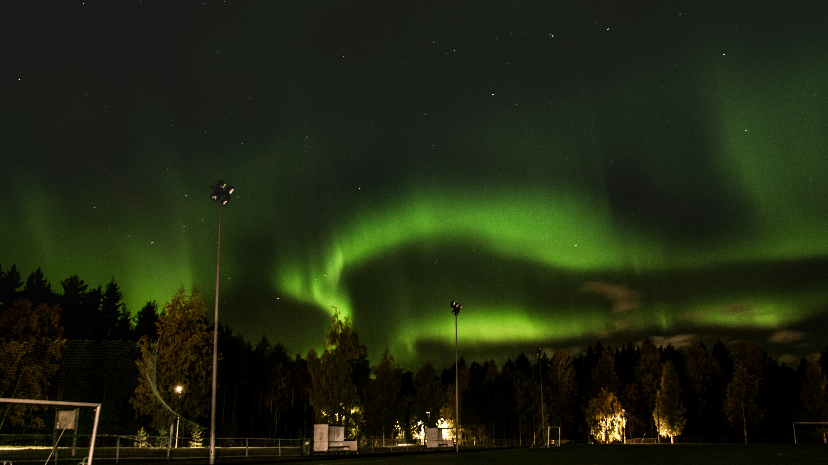 Green Northern Lights In The Sky wallpaper for Apple iPhone, Apple Watch, Mac, iPad and Apple Watch