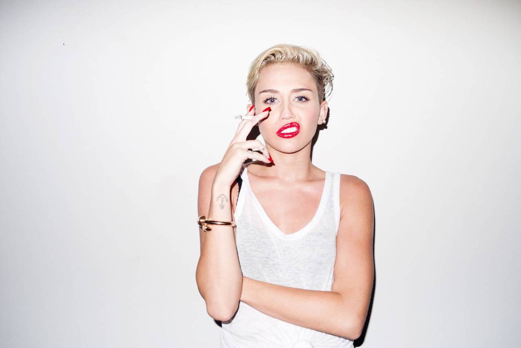 Miley Cyrus Short Hair White Background Pink Lipstick